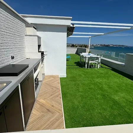 Fabulous Front Sea Penthouse Apartment *
